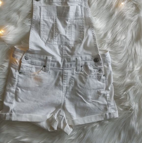 White overall shorts - Picture 2 of 8